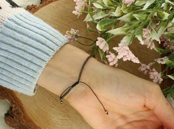 Stylowa bransoletka z naturalnym obsydianem na sznureczku. Regulowane zapięcie, elegancki wygląd i ochronne właściwości. Idealna na co dzień i na prezent.3.jpg