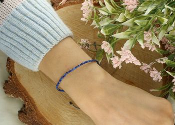 Subtelna bransoletka damska z naturalnym lapisem lazuli na granatowym sznureczku. Regulowane zapięcie i ponadczasowy styl – idealna na co dzień i na prezent.2.jpg