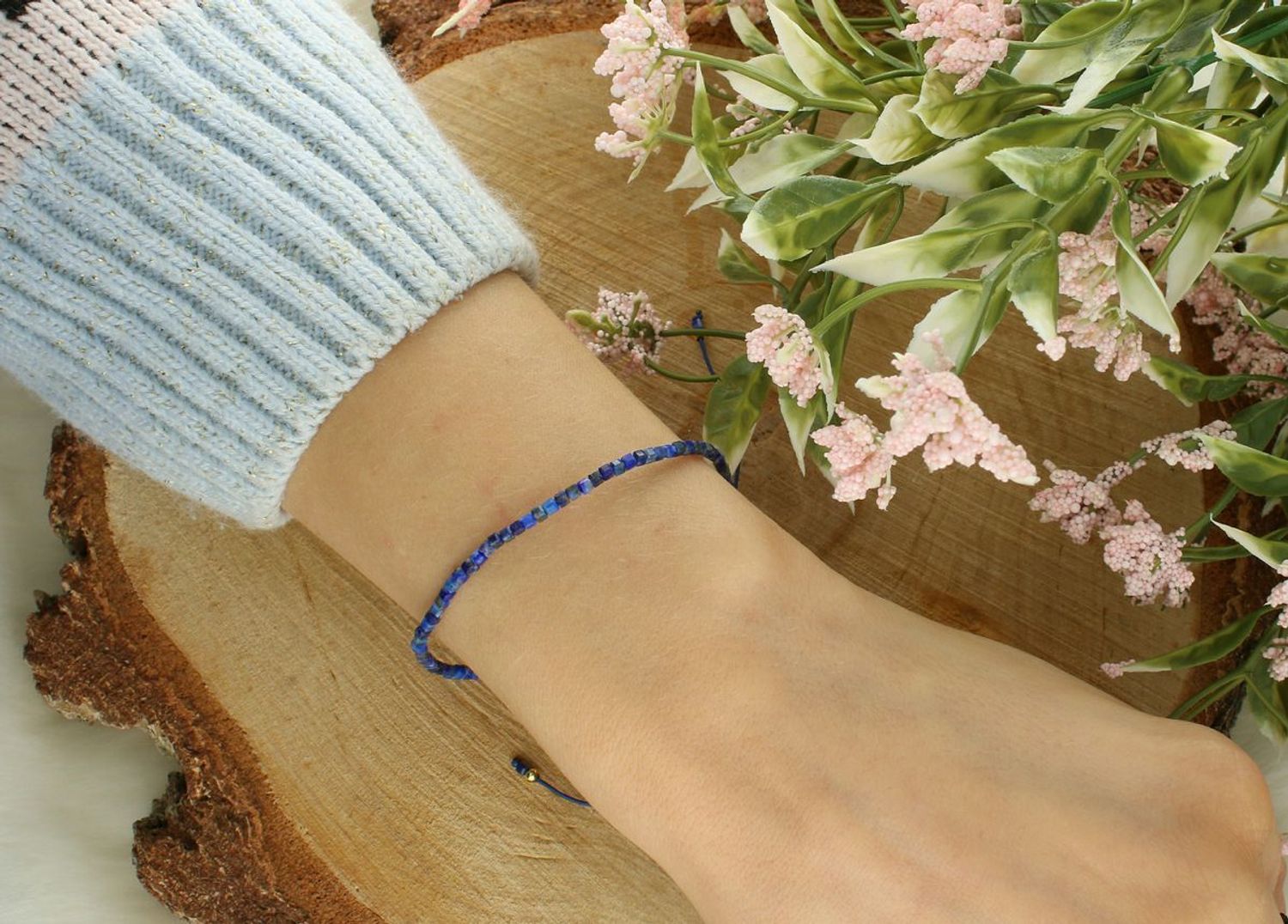 Subtelna bransoletka damska z naturalnym lapisem lazuli na granatowym sznureczku. Regulowane zapięcie i ponadczasowy styl – idealna na co dzień i na prezent.1.jpg