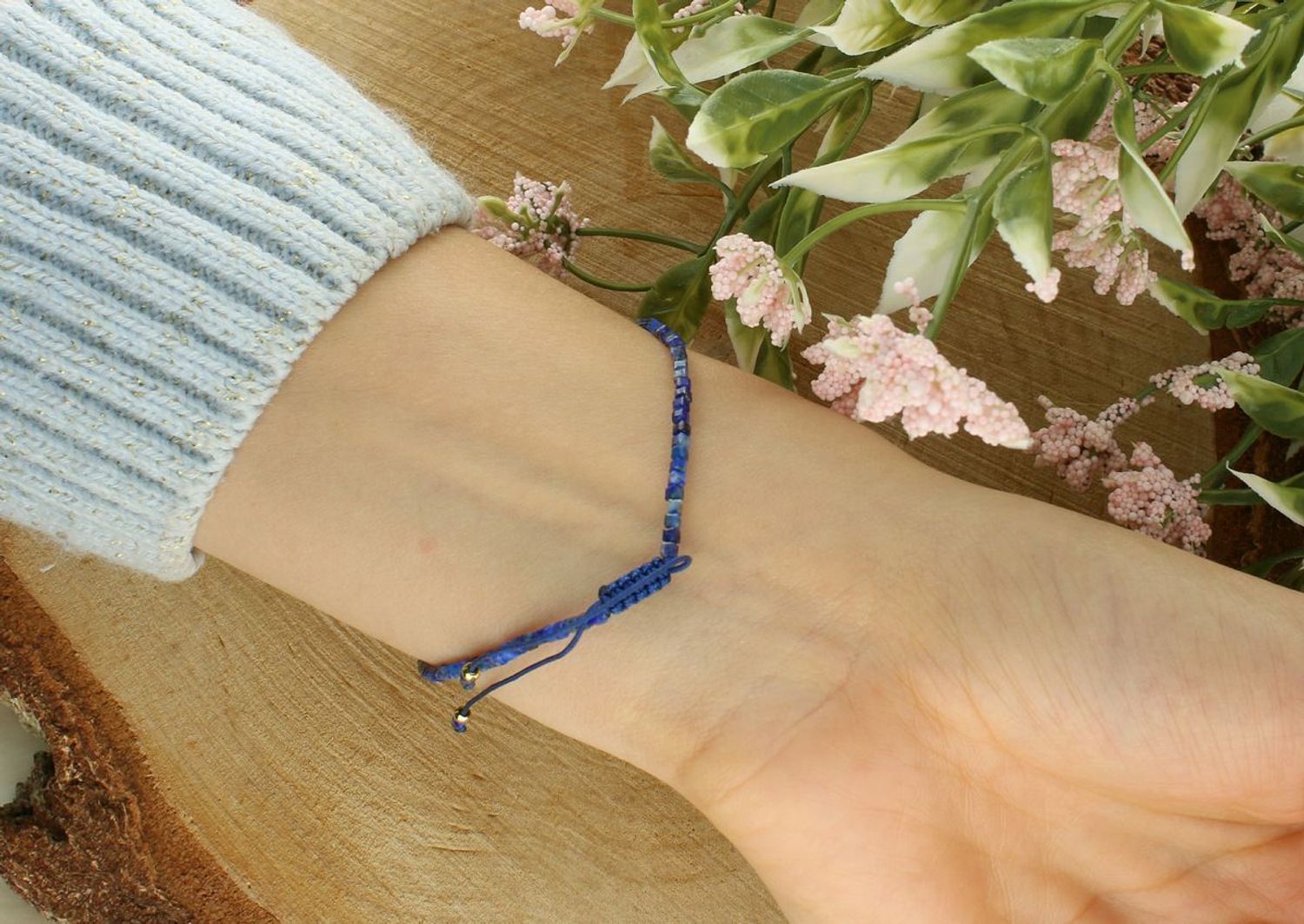Subtelna bransoletka damska z naturalnym lapisem lazuli na granatowym sznureczku. Regulowane zapięcie i ponadczasowy styl – idealna na co dzień i na prezent.1.jpg