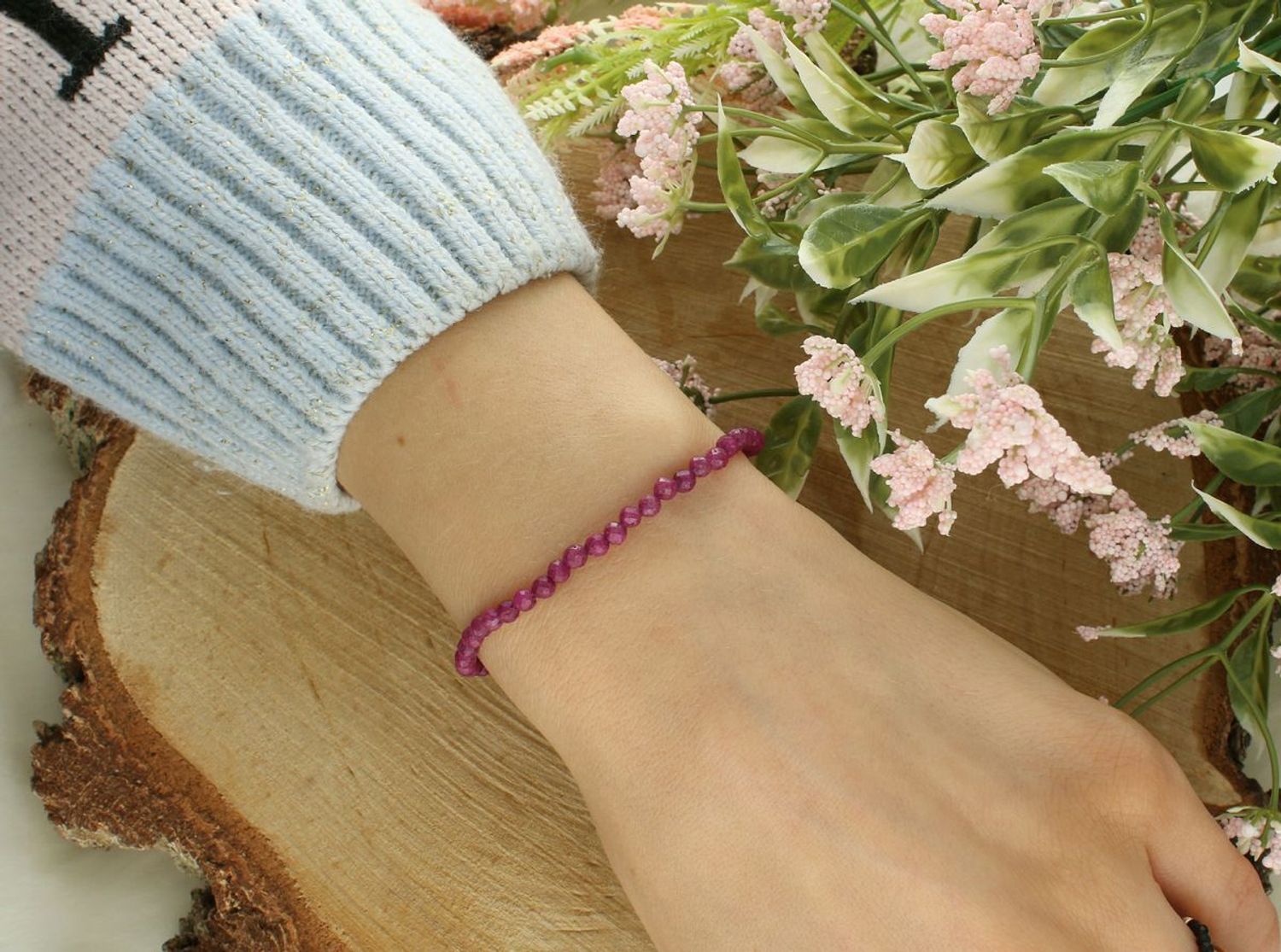 Bransoletka damska na sznureczku z naturalnymi rubinami – regulowane zapięcie, stal szlachetna,,.jpg