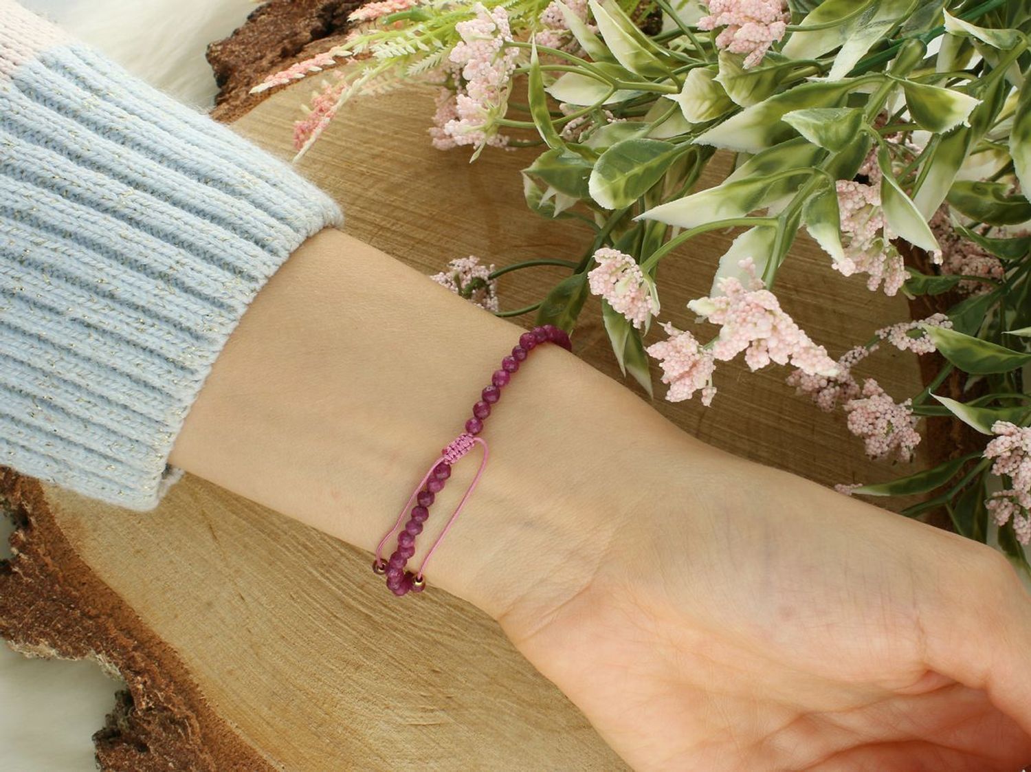 Bransoletka damska na sznureczku z naturalnymi rubinami – regulowane zapięcie, stal szlachetna,,.jpg