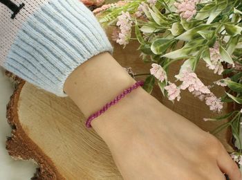 Delikatna bransoletka damska na sznureczku z naturalnymi rubinami i stalą szlachetną. Regulowane zapięcie, trwała i elegancka biżuteria z kamieniami naturalnymi.2.jpg