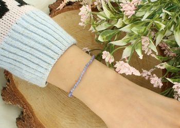 Stylowa bransoletka damska na sznureczku z naturalnym tanzanitem. Regulowane zapięcie i stalowe wykończenia. Idealna na co dzień lub jako wyjątkowy prezent.3.jpg