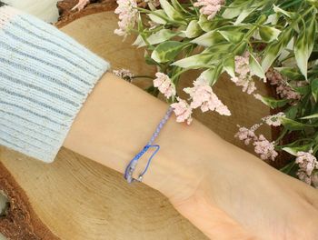 Stylowa bransoletka damska na sznureczku z naturalnym tanzanitem. Regulowane zapięcie i stalowe wykończenia. Idealna na co dzień lub jako wyjątkowy prezent.4.jpg