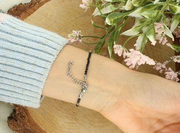 Stylowa bransoletka damska ze stali nierdzewnej ozdobiona naturalnym turmalinem. Regulowana długość 15 cm + 4 cm i zapięcie na karabińczyk zapewniają komfort noszenia.3.jpg