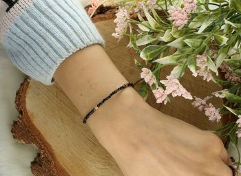 Stylowa bransoletka damska ze stali szlachetnej z naturalnymi kamieniami spinelu. Regulowana długość 16 cm + 3 cm i wygodne zapięcie na karabińczyk.2.jpg