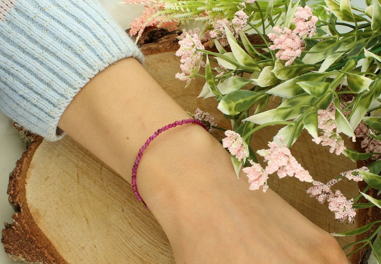 Bransoletka damska ze stali szlachetnej z naturalnym rubinem. Subtelna i elegancka biżuteria z przesłaniem – idealna na prezent i do codziennego noszenia.1.jpg