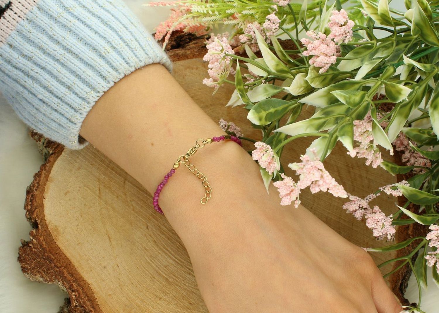 Bransoletka damska ze stali szlachetnej z naturalnym rubinem. Subtelna i elegancka biżuteria z przesłaniem – idealna na prezent i do codziennego noszenia.1.jpg