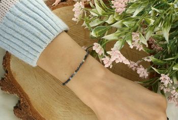 Stylowa bransoletka damska ze stali szlachetnej z naturalnymi szafirami. Regulowana długość i zapięcie na karabińczyk. Idealna na prezent i na co dzień.2.jpg