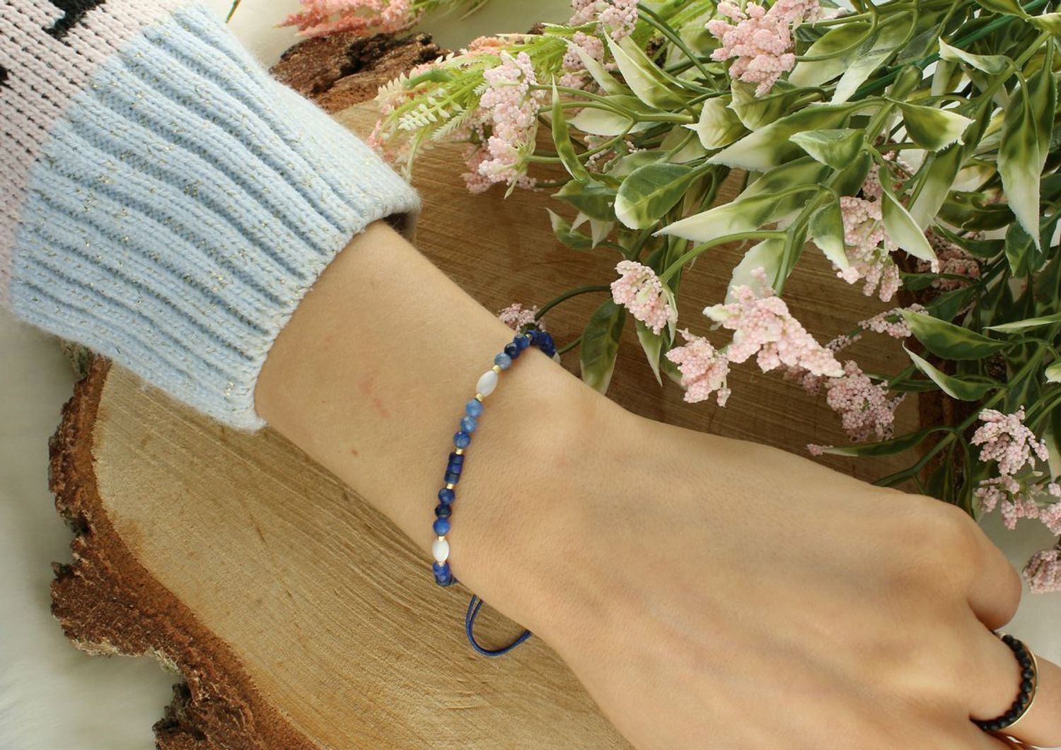 Regulowana bransoletka damska z lapisem lazuli i masą perłową. Stylowa biżuteria na sznurku z naturalnych kamieni – idealna na co dzień i na prezent.11.jpg
