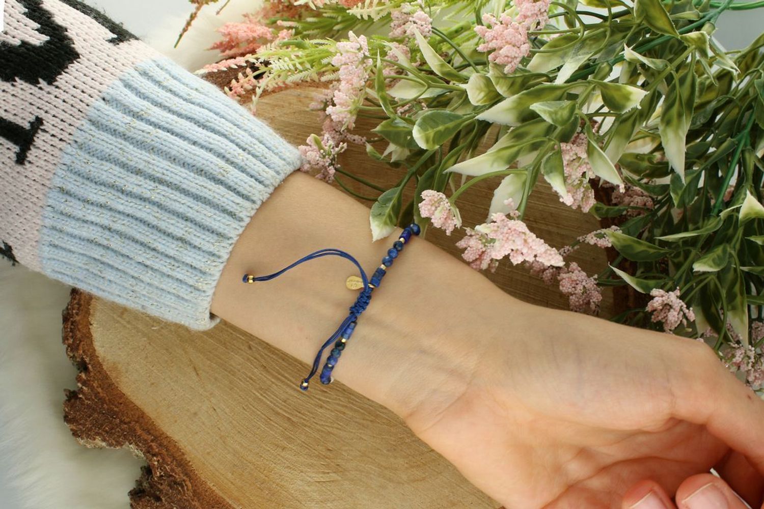 Regulowana bransoletka damska z lapisem lazuli i masą perłową. Stylowa biżuteria na sznurku z naturalnych kamieni – idealna na co dzień i na prezent.11.jpg