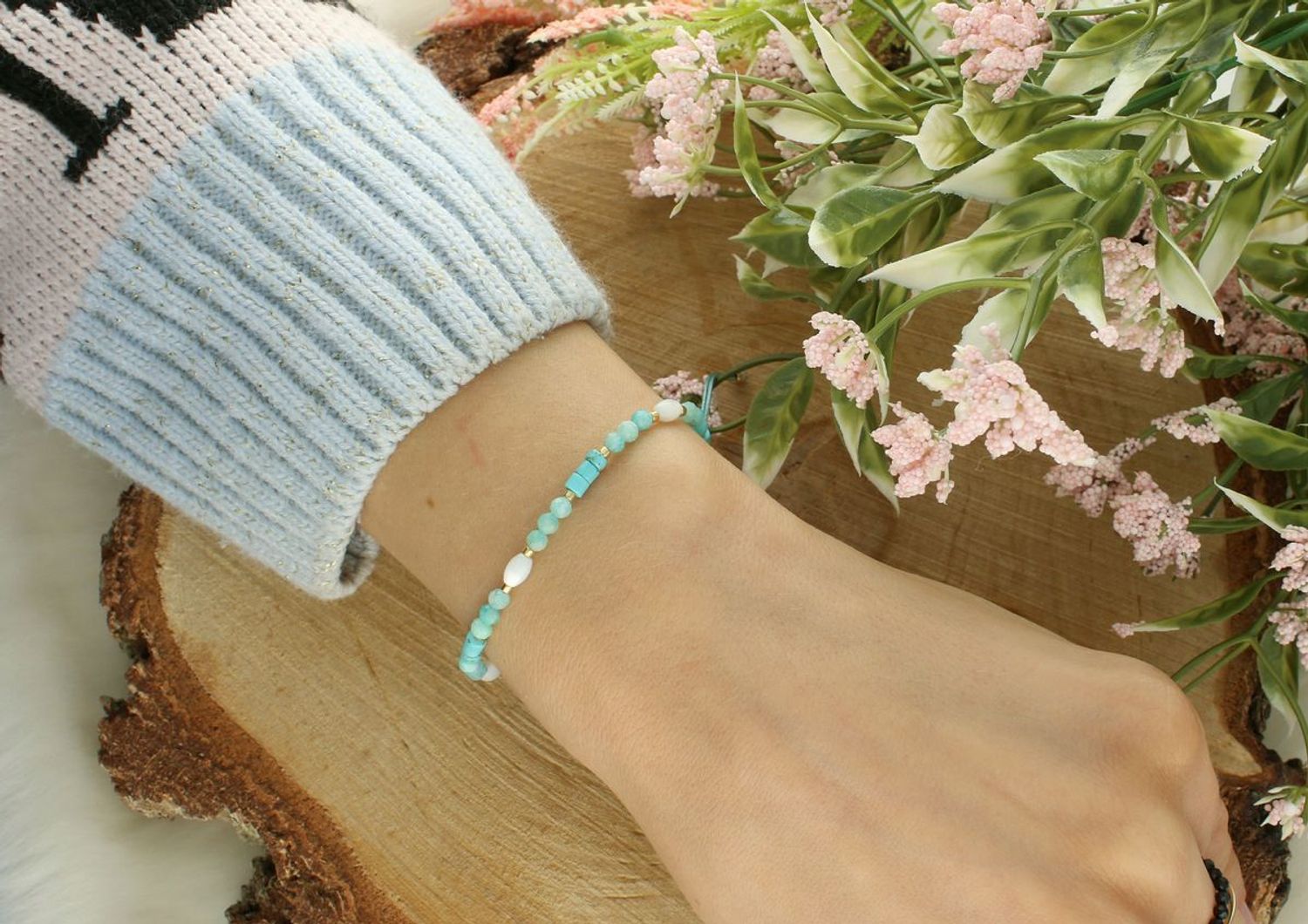 Regulowana bransoletka damska z lapisem lazuli i masą perłową. Stylowa biżuteria na sznurku z naturalnych kamieni – idealna na co dzień i na prezent.1.jpg