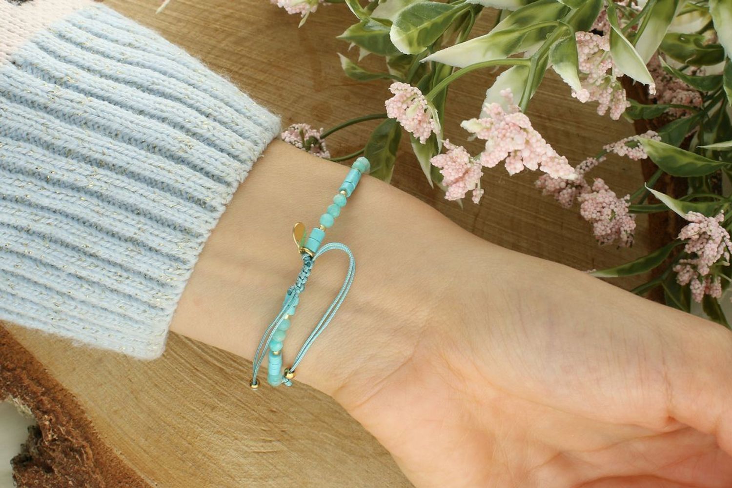 Regulowana bransoletka damska z lapisem lazuli i masą perłową. Stylowa biżuteria na sznurku z naturalnych kamieni – idealna na co dzień i na prezent.1.jpg