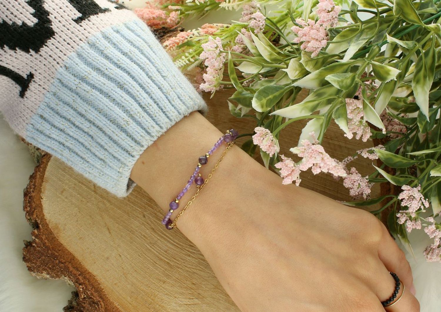 Stylowa bransoletka damska z ametystem na podwójnym sznureczku. Kamienie naturalne, stal szlachetna, regulowane zapięcie. Elegancja i symbolika w jednym.1.jpg