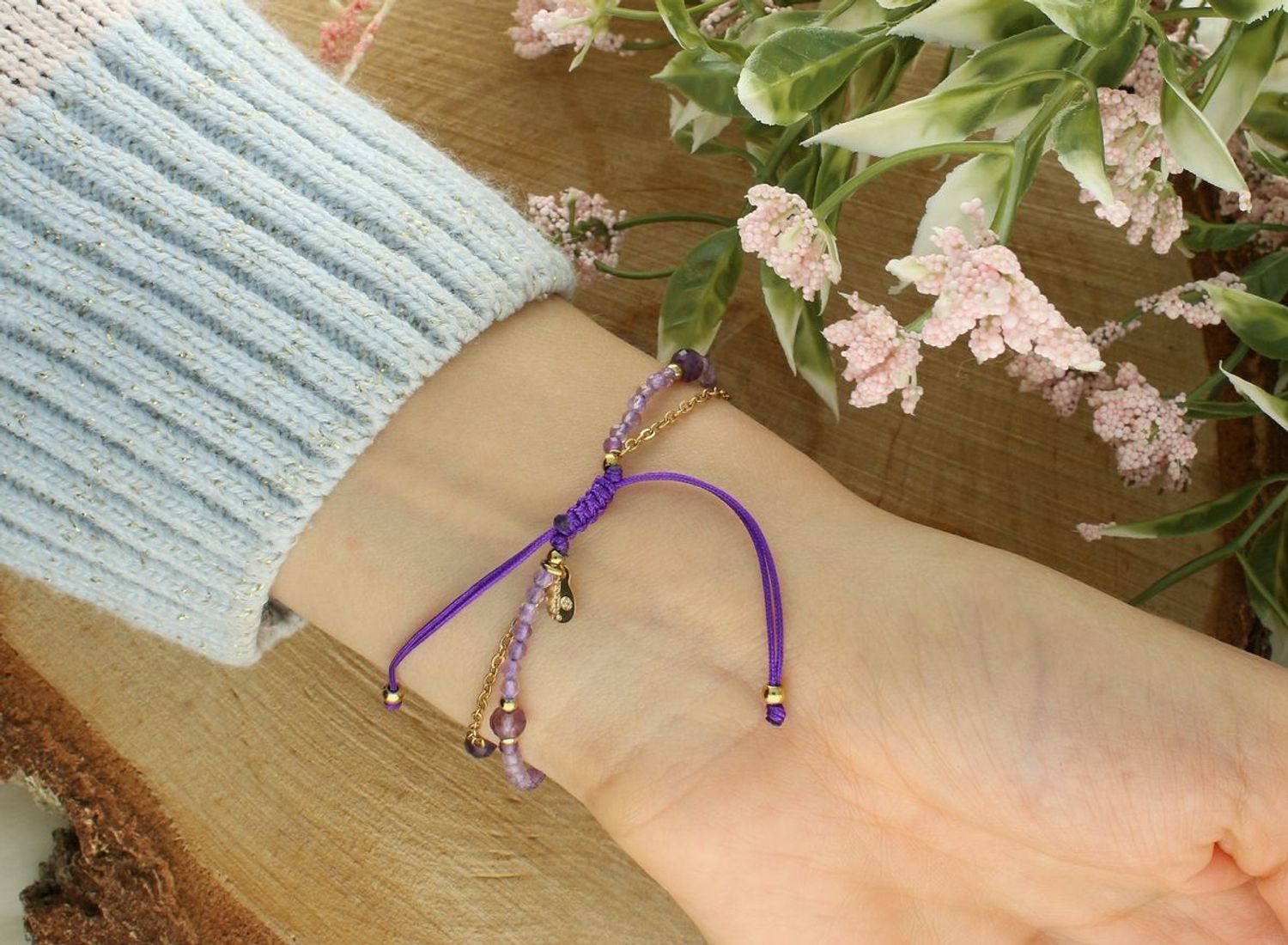 Stylowa bransoletka damska z ametystem na podwójnym sznureczku. Kamienie naturalne, stal szlachetna, regulowane zapięcie. Elegancja i symbolika w jednym.1.jpg
