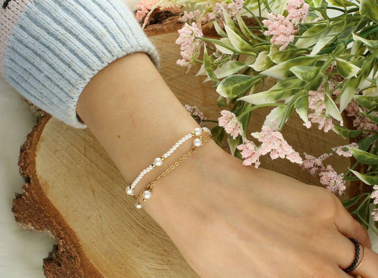 Podwójna bransoletka damska na sznureczku zdobiona perłami. Elegancka, stalowa, z wygodnym ściąganym zapięciem. Idealna do każdej stylizacji.1.jpg