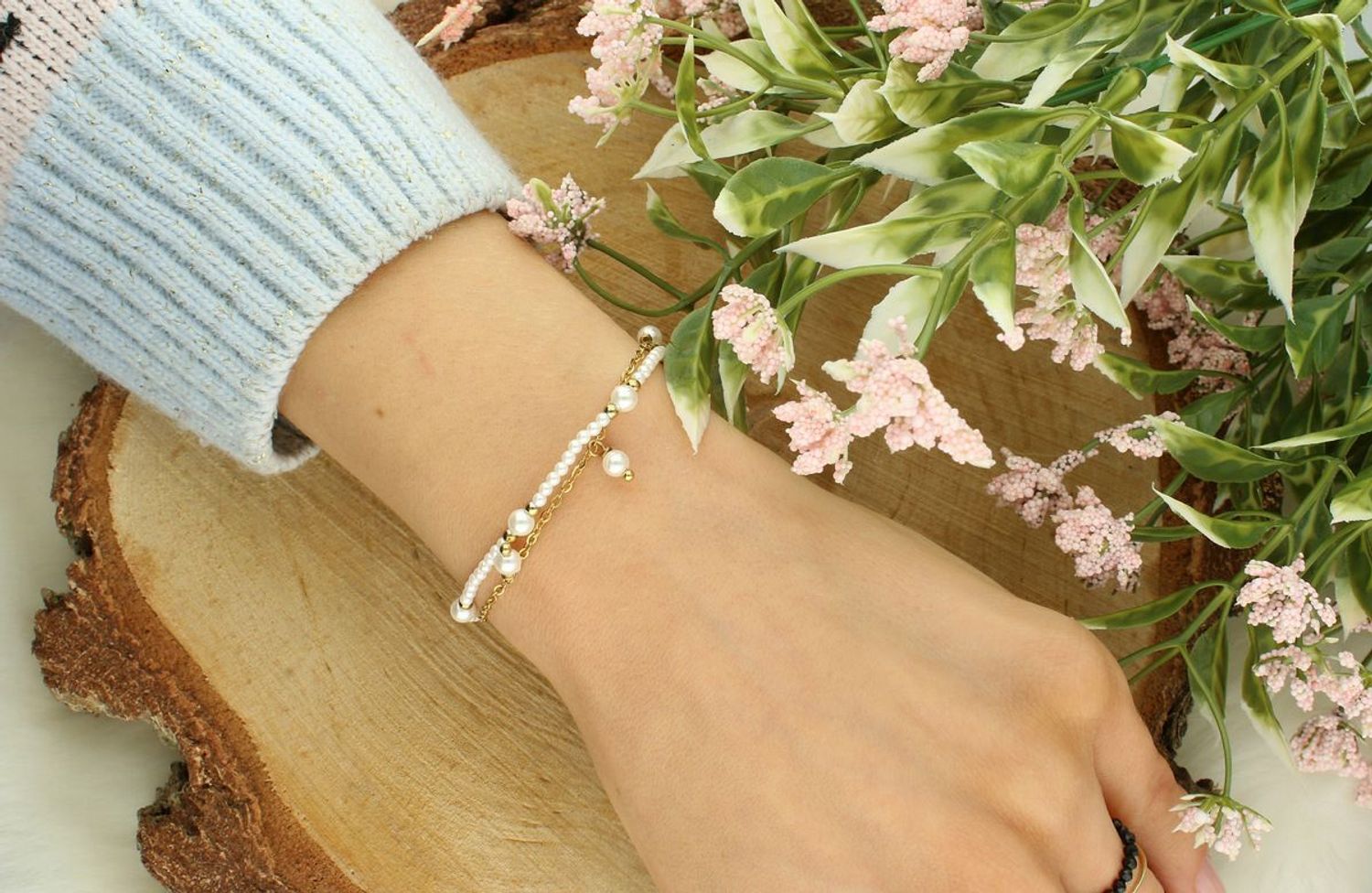 Podwójna bransoletka damska na sznureczku zdobiona perłami. Elegancka, stalowa, z wygodnym ściąganym zapięciem. Idealna do każdej stylizacji.1.jpg