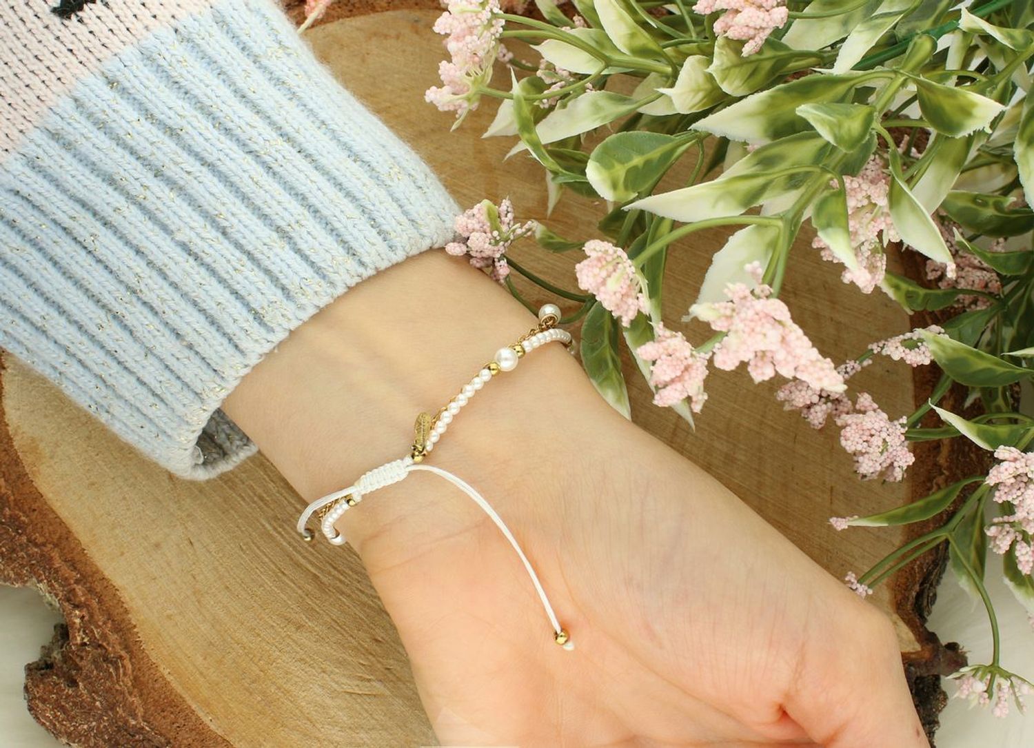 Podwójna bransoletka damska na sznureczku zdobiona perłami. Elegancka, stalowa, z wygodnym ściąganym zapięciem. Idealna do każdej stylizacji.1.jpg