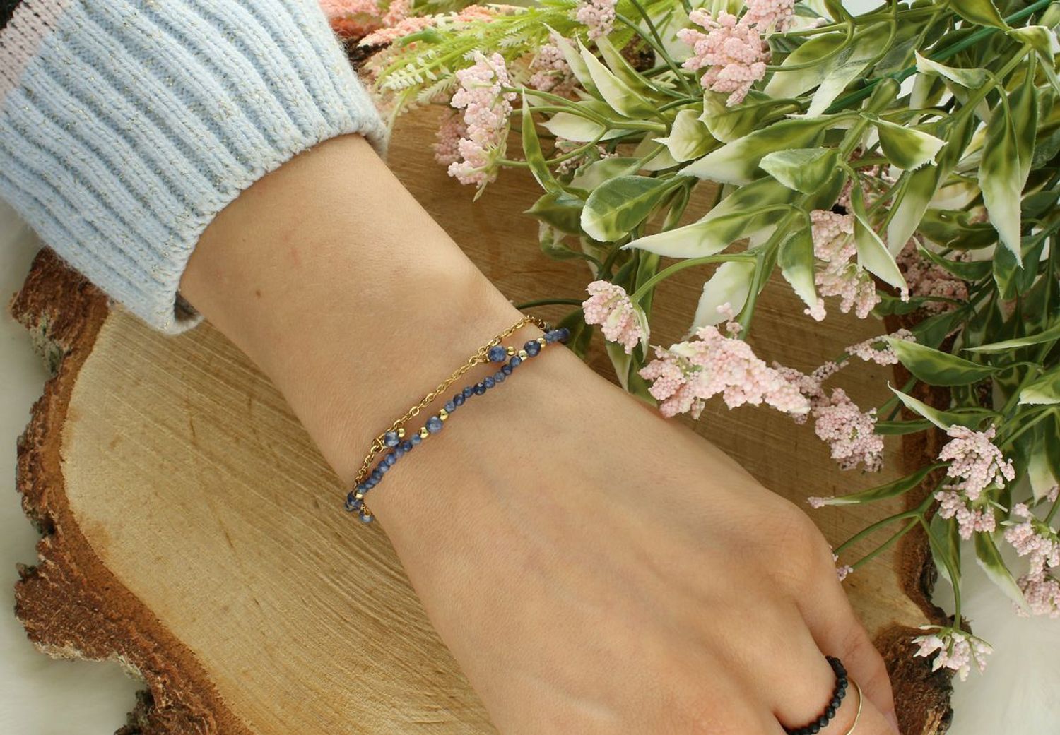 Bransoletka damska z naturalnym szafirem na granatowym sznurku. Regulowane zapięcie, delikatny design i kamienie o wyjątkowej symbolice. Idealna na prezent i na co dzień.1.jpg