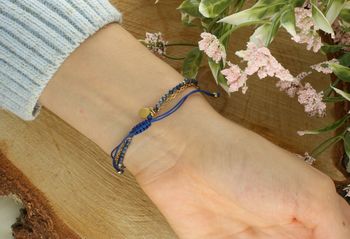 Bransoletka damska z naturalnym szafirem na granatowym sznurku. Regulowane zapięcie, delikatny design i kamienie o wyjątkowej symbolice. Idealna na prezent i na co dzień.3.jpg