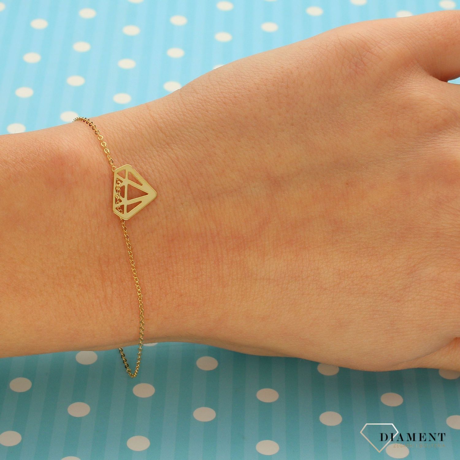 Złota bransoletka DIA-BRA-ALCB221G14K-585 celebrytka próby 585 z diamencikiem od Sklepu Jubilerskiego Diament to propozycja dla kobiet, które uwielbiają lśnić oraz cenią subtelną, beztroską elegancję. Idealna.jpg