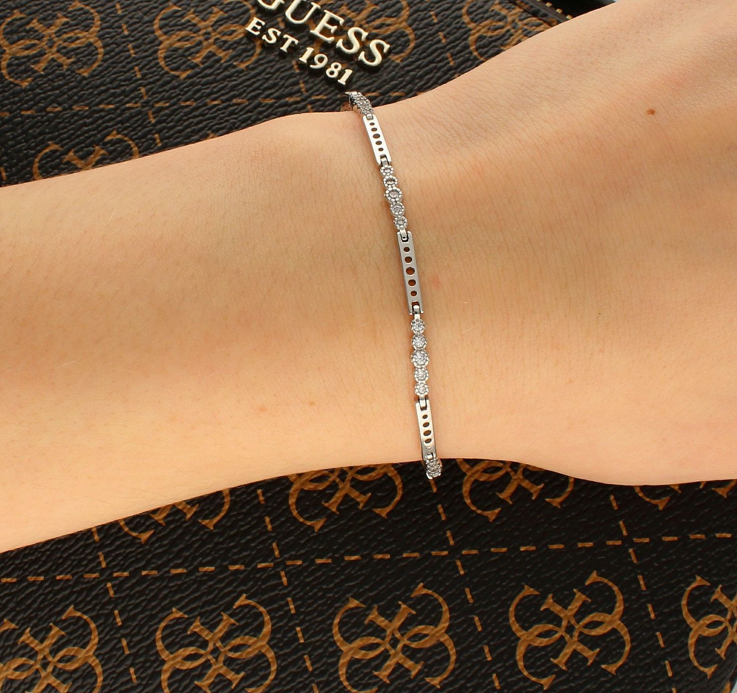 Srebrna bransoletka damska ozdobiona błyszcząca cyrkonią DIA-BRA-APARTI12-925.jpg