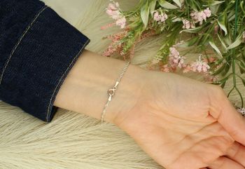Srebrna bransoletka damska 925 w splocie singapur. Waga 1,20 g, długość 18 cm, szerokość 2 mm. Idealna na eleganckie i codzienne stylizacje.3.jpg