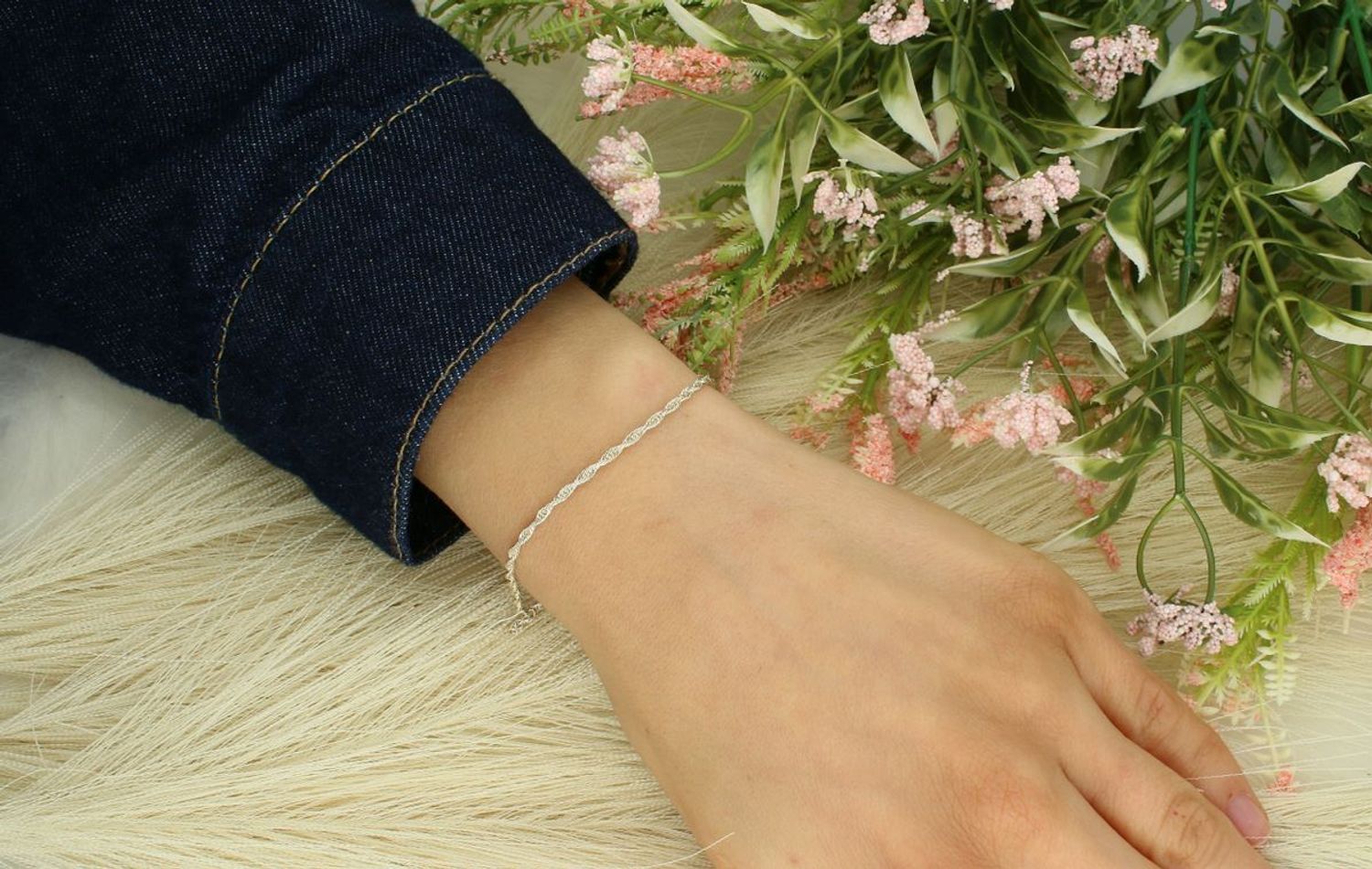 Srebrna bransoletka damska 925 w splocie singapur. Waga 1,20 g, długość 18 cm, szerokość 2 mm. Idealna na eleganckie i codzienne stylizacje.1.jpg