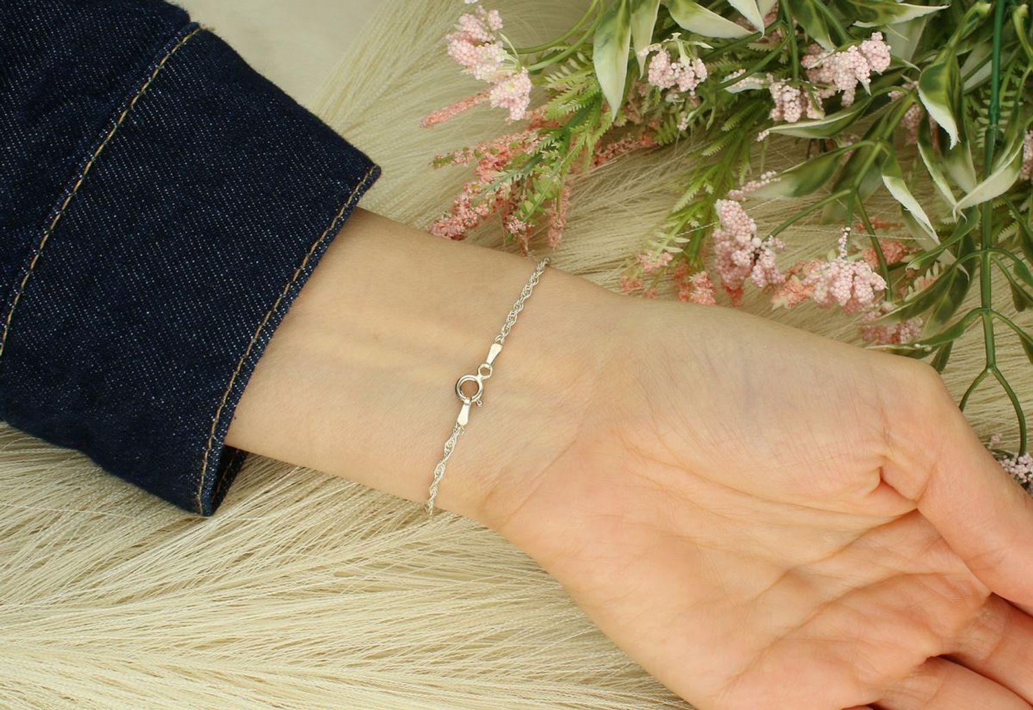 Srebrna bransoletka damska 925 w splocie singapur. Waga 1,20 g, długość 18 cm, szerokość 2 mm. Idealna na eleganckie i codzienne stylizacje.1.jpg