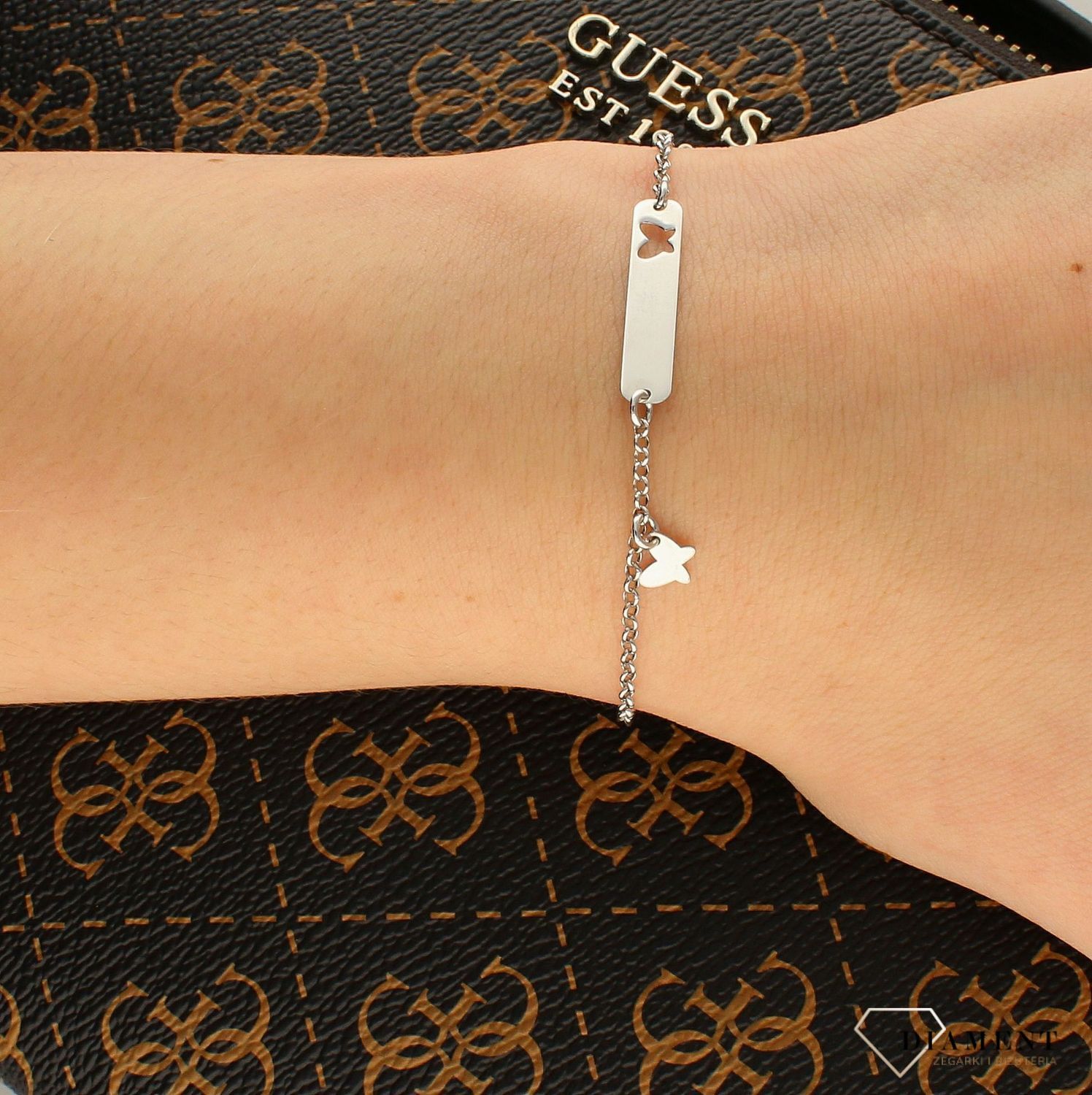 Srebrna bransoletka blaszka z motylkiem. DIA-BRA-APARTI29-925. Srebrna bransoletka została wykonana z klasycznego łańcuszka.jpg