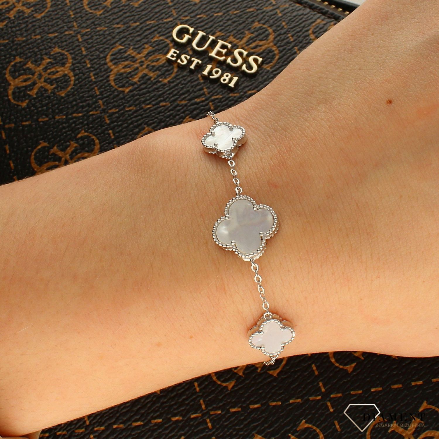 Srebrna bransoletka z trzema zawieszkami z masy perłowej DIA-BRA-APARTI46-925.jpg