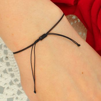 Bransoletka damska na czarnym sznurku z pozłacaną koniczynką 925 – symbol szczęścia (1).jpg