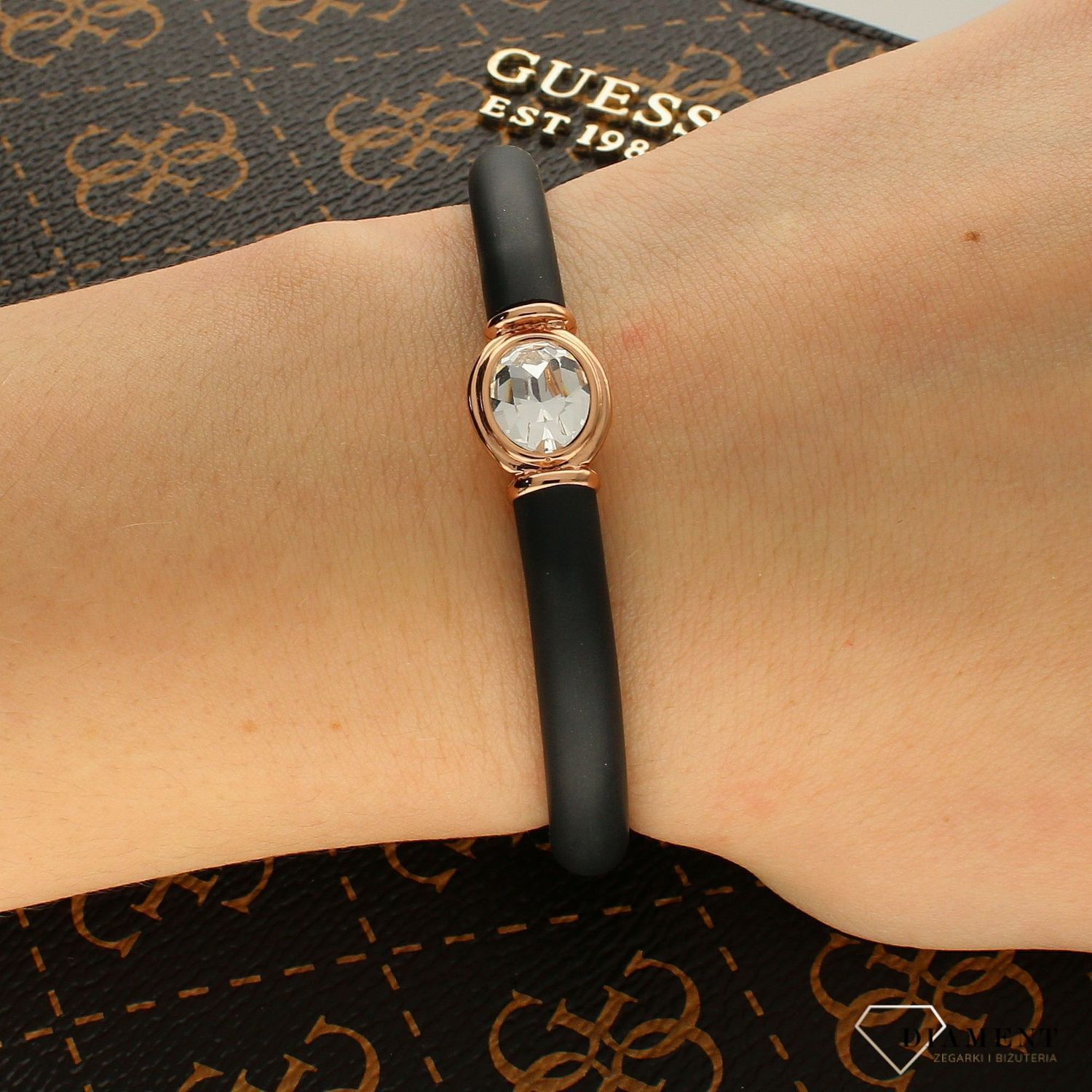 Bransoletka damska kauczukowa Karpiński z Kryształem Swarovskiego DIA-BRA-B11503AuR. Wyjątkowa damska czarna bransoletka, wykonana z kauczuku. Przyozdobiona kryształem Swarovskiego (2).jpg