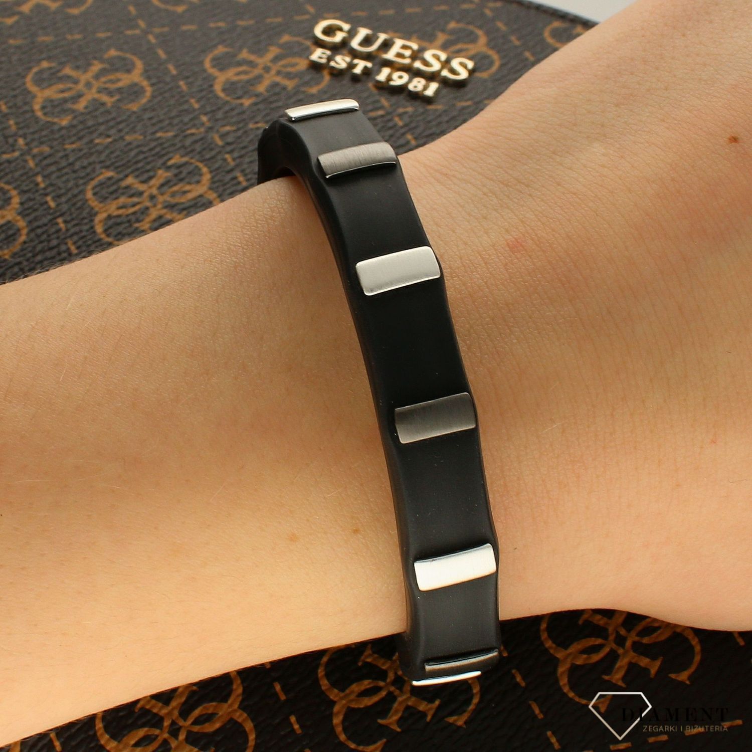 Bransoletka damska kauczukowa Karpiński z elementami w kolorze srebrnym DIA-BRA-B11511Ru-Ag. Wyjątkowa damska czarna bransoletka, wykonana z kauczuku (2).jpg