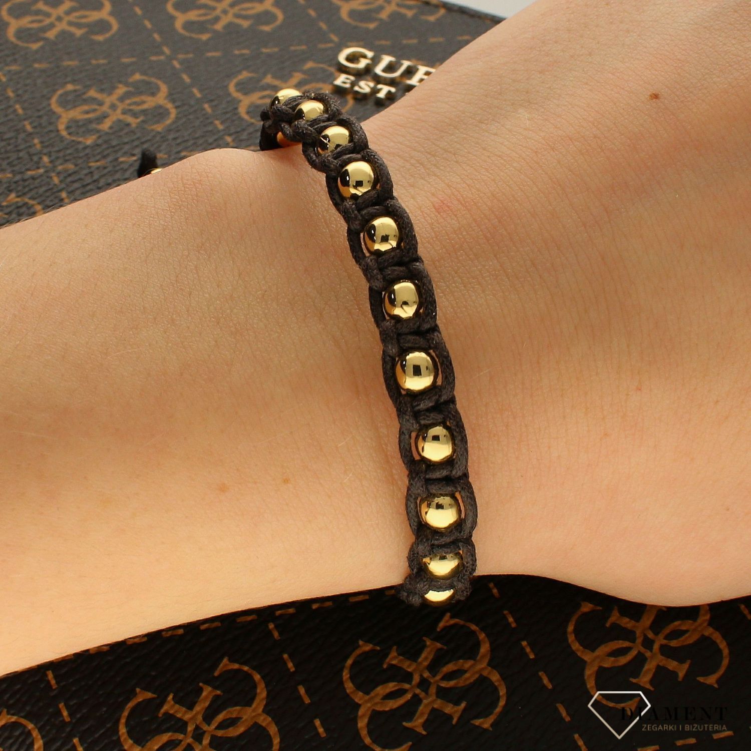 Bransoletka damska Karpiński kuleczki z elementami ozdobnymi DIA-BRA-B12197Au. Wyjątkowa damska bransoletka, łącząca czarny rzemyk i kuleczki w złotym kolorze. Pięknie komponuje się z inną biżuterią (2).jpg