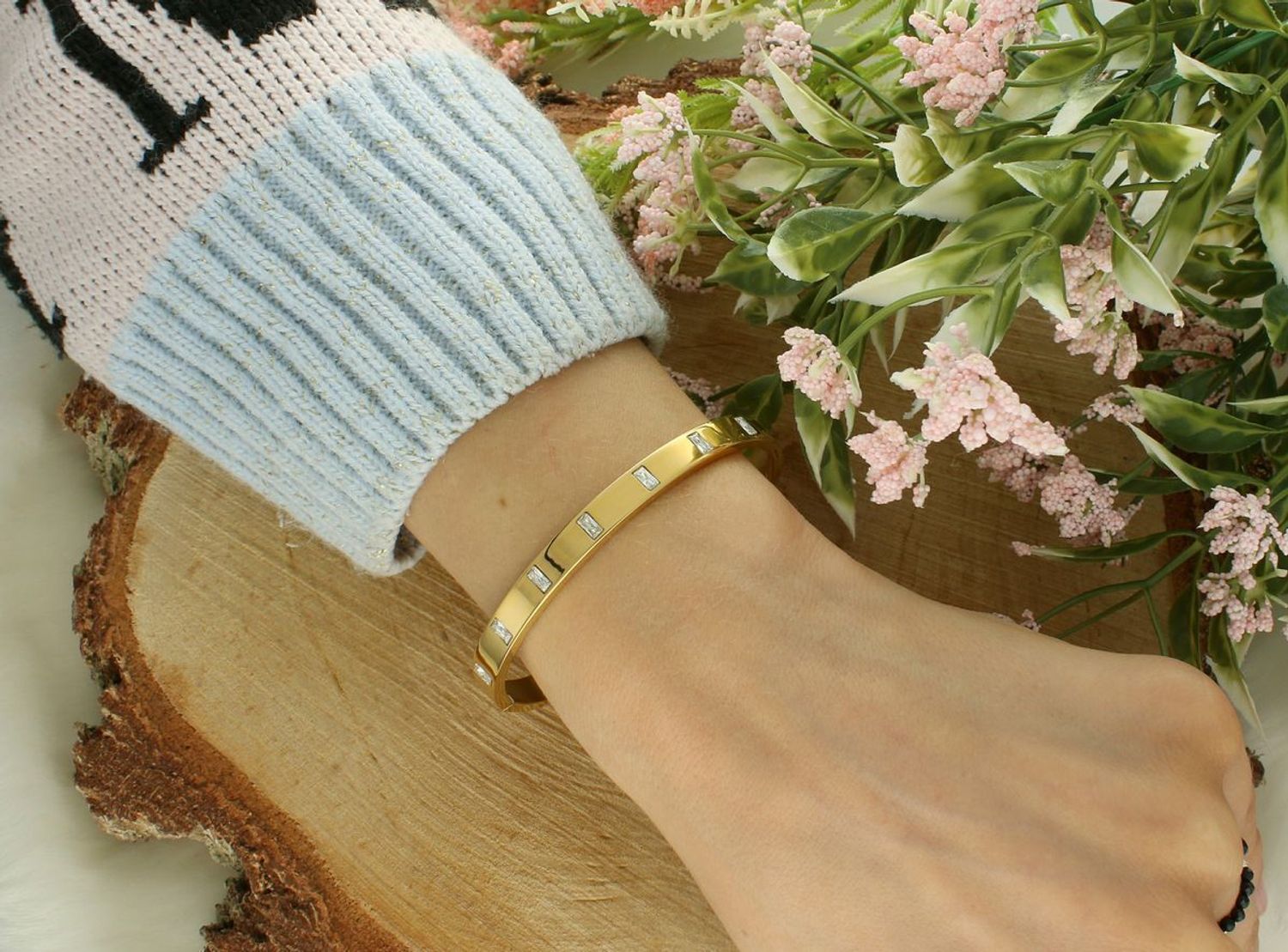 Bransoletka damska stalowa sztywna, zdobiona cyrkoniami. Klasyczna elegancja – szerokość 6 mm, obwód 17 cm, zapięcie na zatrzask.1.jpg