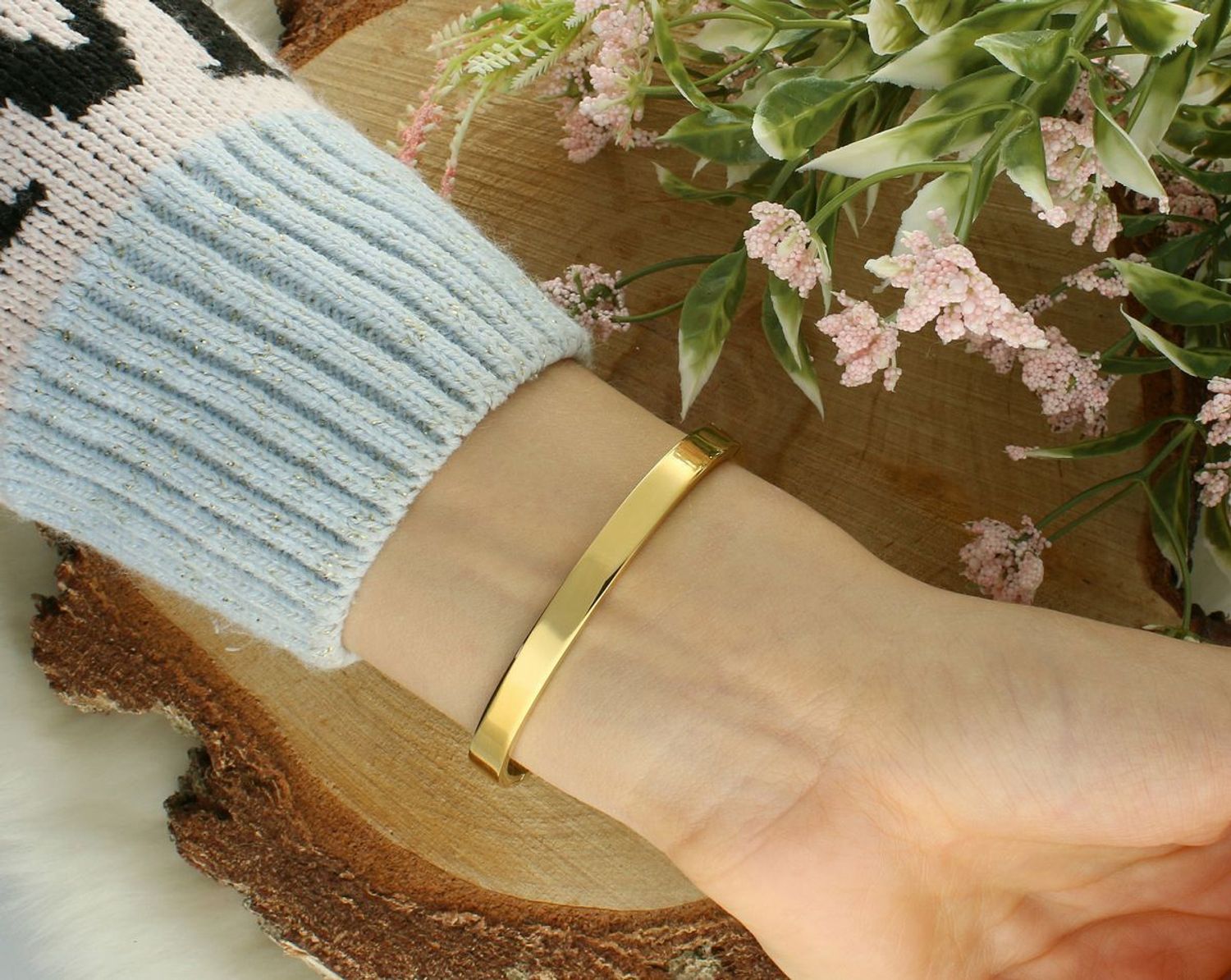 Bransoletka damska stalowa sztywna, zdobiona cyrkoniami. Klasyczna elegancja – szerokość 6 mm, obwód 17 cm, zapięcie na zatrzask.1.jpg