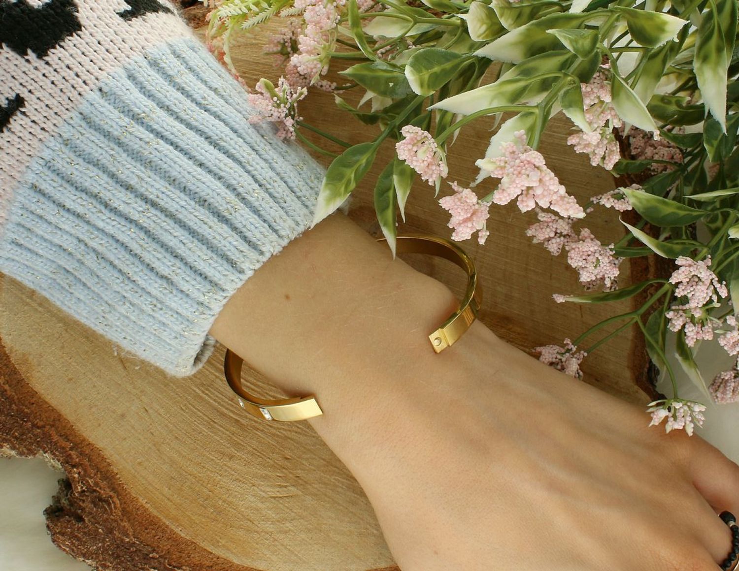 Bransoletka damska stalowa sztywna, zdobiona cyrkoniami. Klasyczna elegancja – szerokość 6 mm, obwód 17 cm, zapięcie na zatrzask.1.jpg