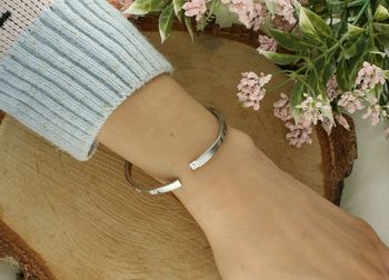 Stylowa sztywna bransoletka damska ze stali szlachetnej zdobiona cyrkoniami. Szerokość 4 mm, obwód 17 cm, zapięcie na zatrzask – elegancka i trwała.4.jpg
