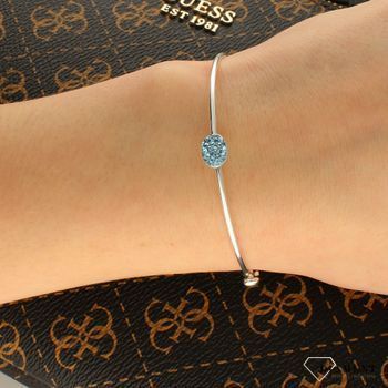 Bransoletka Karpiński Klasyczna z kryształkami Swarovskiego niebieska DIA-BRA-B13565Ag-BLUE. Bransoletka typu obręcz delikatnie zdobiona kryształkami w kolorze niebieskim. Sztywna bransoletka na prezent ozdobiona kryształami w.jpg