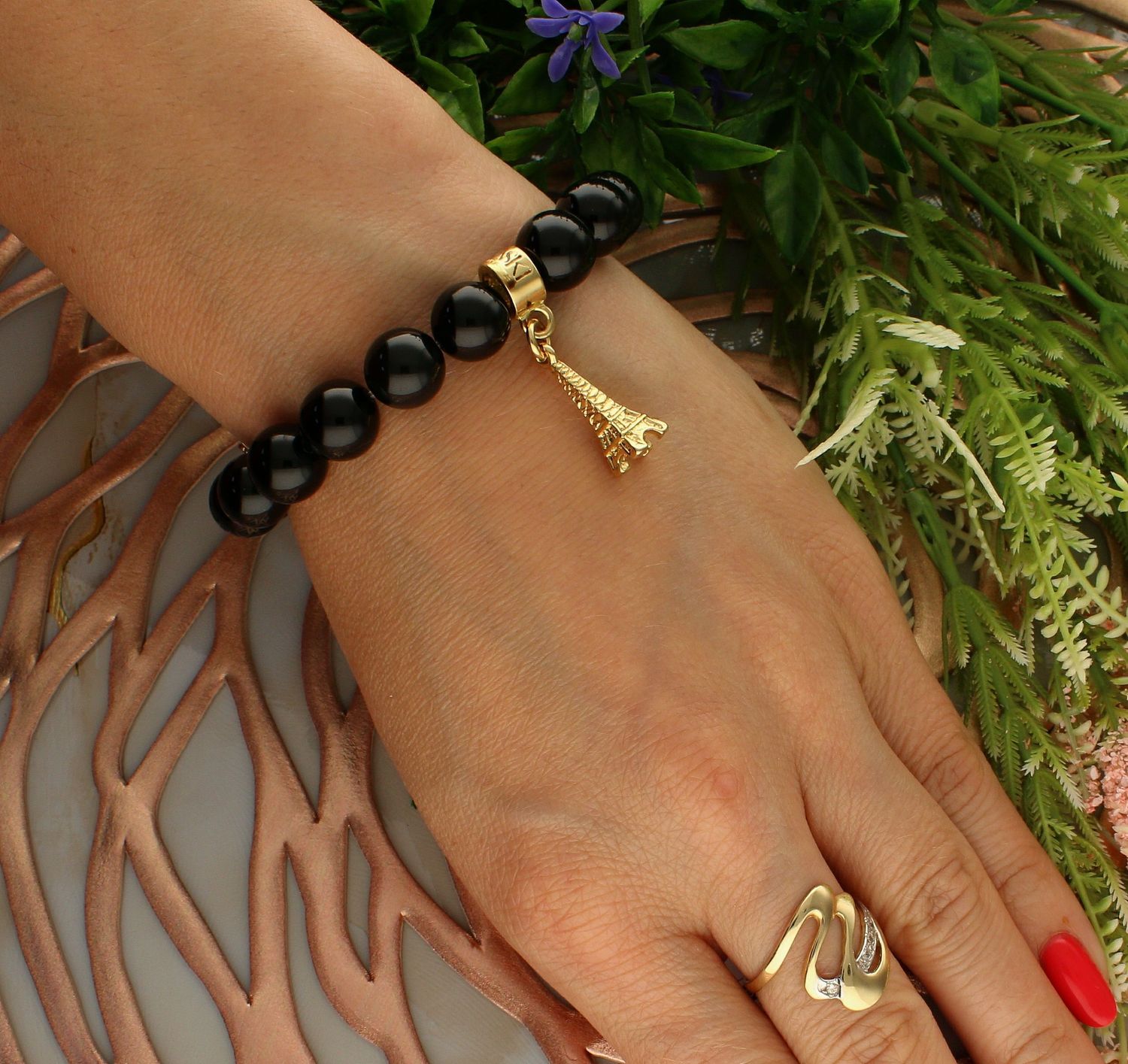 Bransoletka damska na gumce Czarne koraliki z wieżą Eiffla DIA-BRA-B14005Au-BLACK. Bransoletka na gumce to biżuteria cechująca się oryginalnością i wygodą, która zachwyci każdą kobietę. Oryginalny  pomysł na prezent (2).jpg