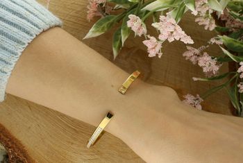 Sztywna bransoletka damska ze stali pozłacanej, zdobiona zakuwanymi cyrkoniami. Obwód 17 cm, szerokość 4 mm. Elegancka i trwała biżuteria na każdą okazję.4.jpg