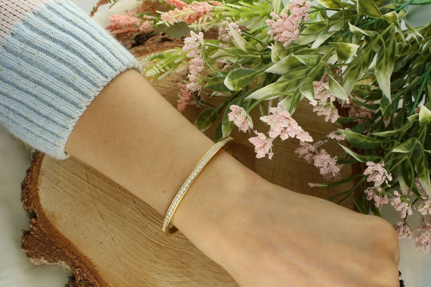 Sztywna bransoletka damska ze stali pozłacanej, zdobiona zakuwanymi cyrkoniami. Obwód 17 cm, szerokość 4 mm. Elegancka i trwała biżuteria na każdą okazję.1.jpg