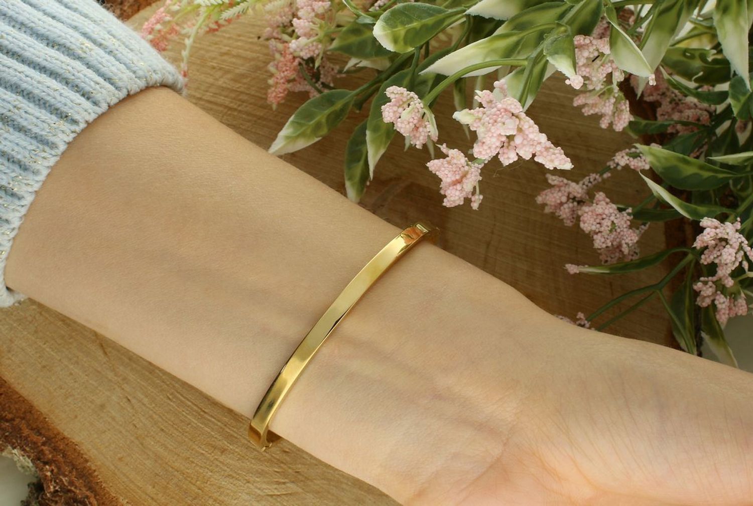 Sztywna bransoletka damska ze stali pozłacanej, zdobiona zakuwanymi cyrkoniami. Obwód 17 cm, szerokość 4 mm. Elegancka i trwała biżuteria na każdą okazję.1.jpg