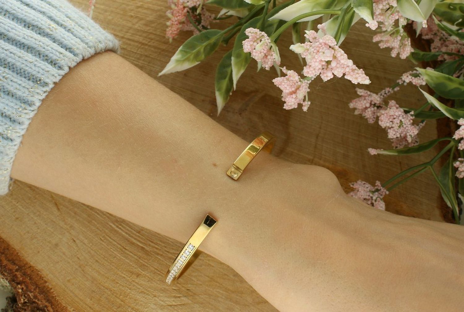 Sztywna bransoletka damska ze stali pozłacanej, zdobiona zakuwanymi cyrkoniami. Obwód 17 cm, szerokość 4 mm. Elegancka i trwała biżuteria na każdą okazję.1.jpg