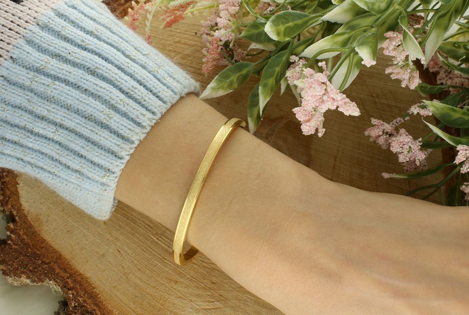 Bransoletka damska ze stali pozłacanej z satynowym wykończeniem. Klasyczna i elegancka – szerokość 4 mm, obwód 17 cm, zapięcie na zatrzask.1.jpg