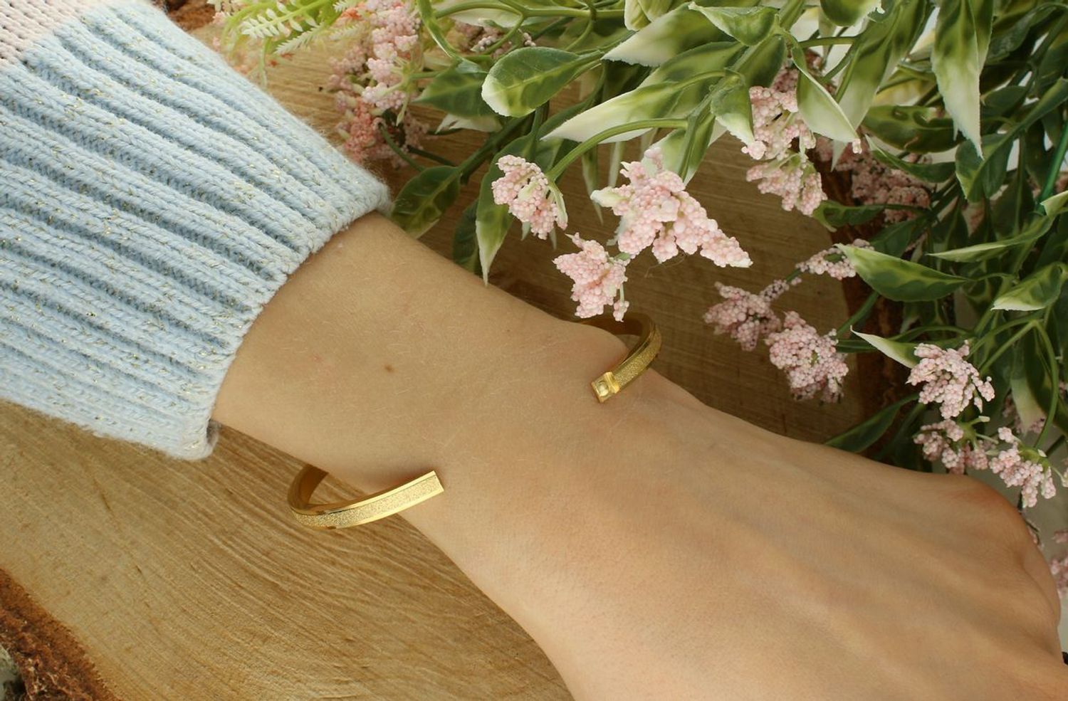 Bransoletka damska ze stali pozłacanej z satynowym wykończeniem. Klasyczna i elegancka – szerokość 4 mm, obwód 17 cm, zapięcie na zatrzask.1.jpg