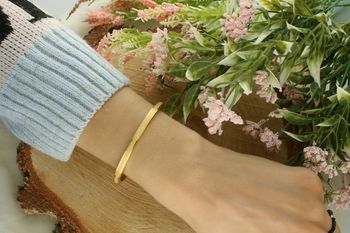 Bransoletka damska ze stali pozłacanej z satynowym wykończeniem. Klasyczna i elegancka – szerokość 4 mm, obwód 17 cm, zapięcie na zatrzask.2.jpg