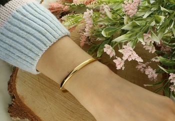 Stylowa bransoletka damska z pozłacanej stali nierdzewnej o owalnym kształcie. Szerokość 4 mm, obwód 17 cm, wygodne zapięcie na zatrzask. Klasyka i elegancja.2.jpg